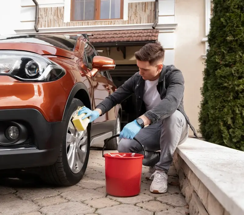 Lavage auto à domicile Gigny-sur-Saône : professionnel intervenant sur un véhicule